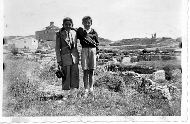 Retrato con huertos y ermita Santiago. BaÃ±Ã³n.