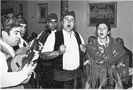 Marcelino Plumed con su hija Felisa. Monreal del Campo.