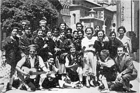 Grupo de jota de Monreal en la Plaza de la Catedral de Teruel.