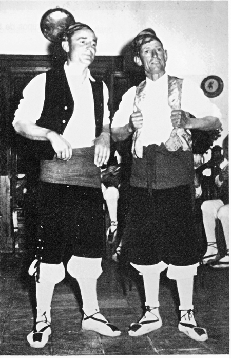 Marcelino Plumed con el "Pastor de Andorra". Monreal del Campo.