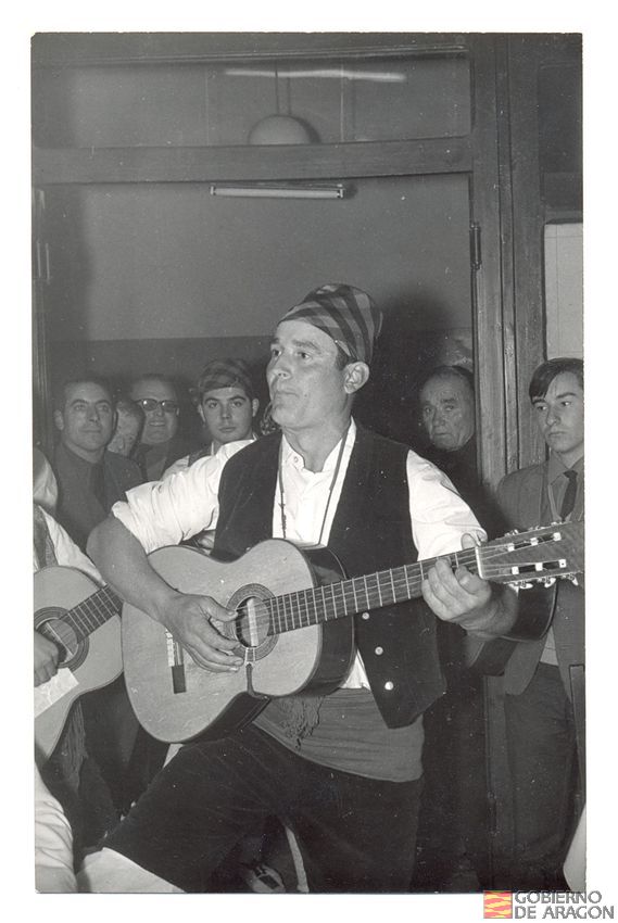 Marcelino Plumed participando en un concurso de jota en Monreal del Campo