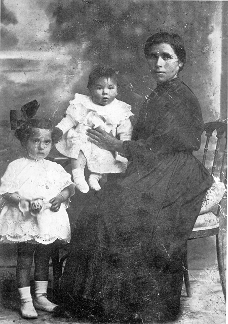 Daniel, Francisca y Maruja. Villar del Salz.
