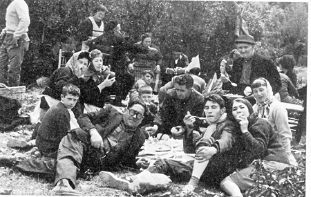 Grupo comiendo en el campo. Villar del Salz.