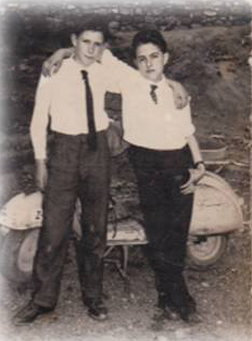 NiÃ±os posando junto a moto antigua