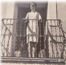 Mujer asomÃ¡ndose al balcÃ³n