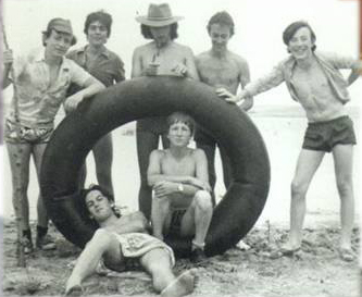 BaÃ±istas al lado de la laguna de Gallocanta
