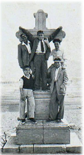 Hombres en la Cruz de la ermita