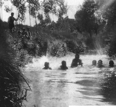 NiÃ±os baÃ±Ã¡ndose en el rÃ­o. Calamocha.