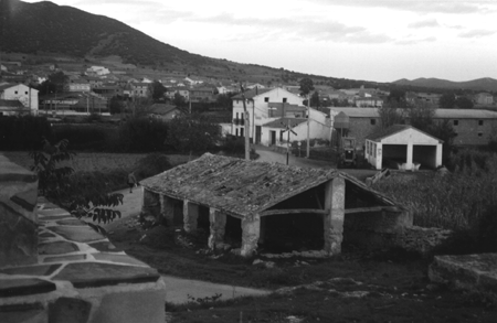 Vista del lavadero junto al pueblo. El Poyo