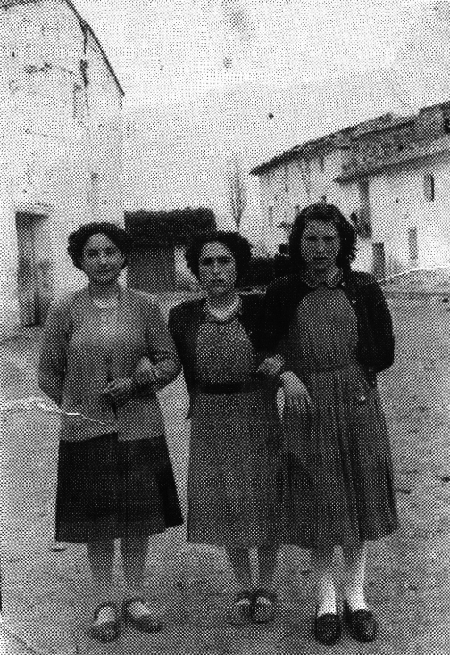 Agripina, Beatriz y Vicenta en las calles de Alba.