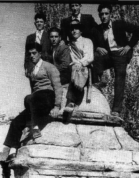 Grupo de amigos en la fuente vieja. Alba.