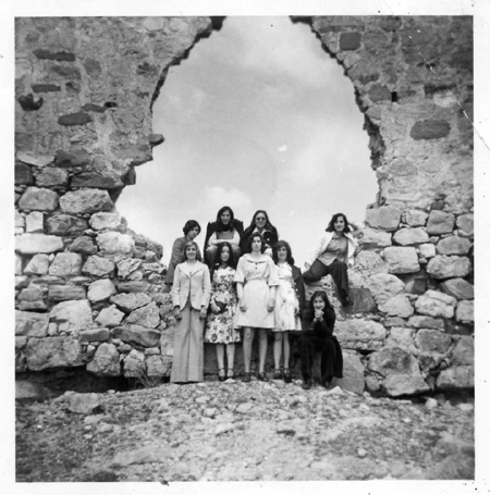 Vecinos de Alba con el castillo al fondo.