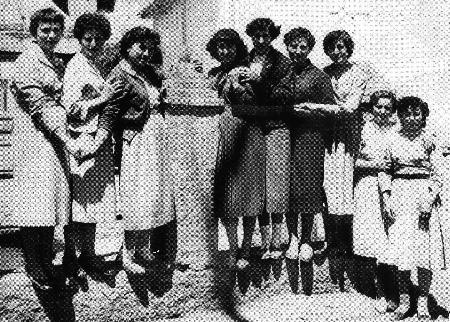 Grupo de amigas en la fuente vieja. Alba.