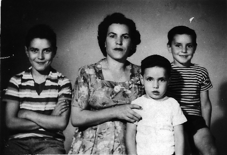 Dolores IbÃ¡Ã±ez e hijos. Alba.