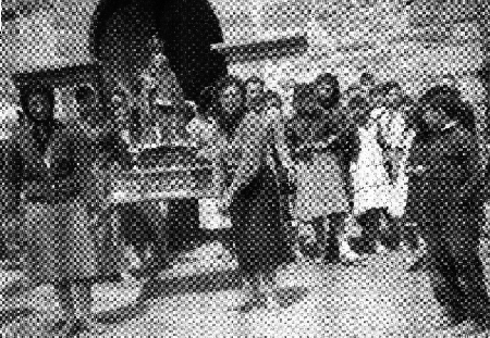 Grupo de vecinos de Alba con la Virgen de Mora.