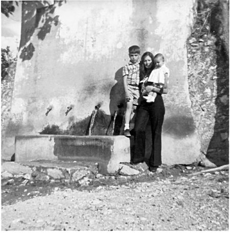 Mujer y niÃ±os junto a la fuente. El Villarejo.