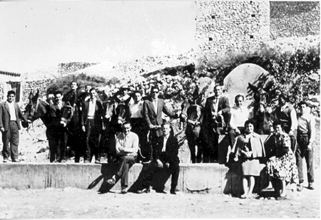 Grupo de vecinos de El Villarejo con caballos.