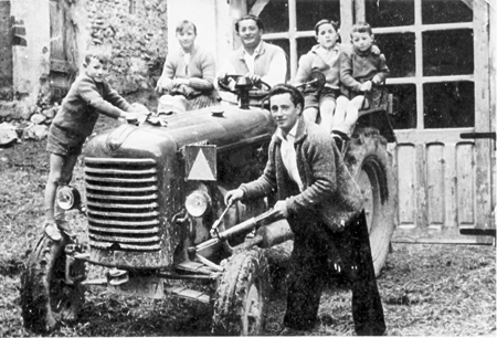 Vecinos sobre un tractor. El Villarejo.