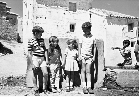 Grupo de niÃ±os en las calles de Villarejo.