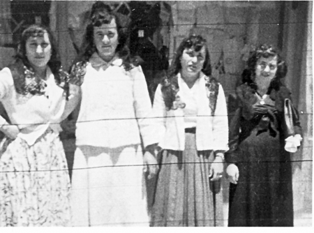 Retrato de cuatro jÃ³venes de El Villarejo.