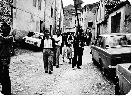 Vecinos de El Villarejo por las calles de la localidad.