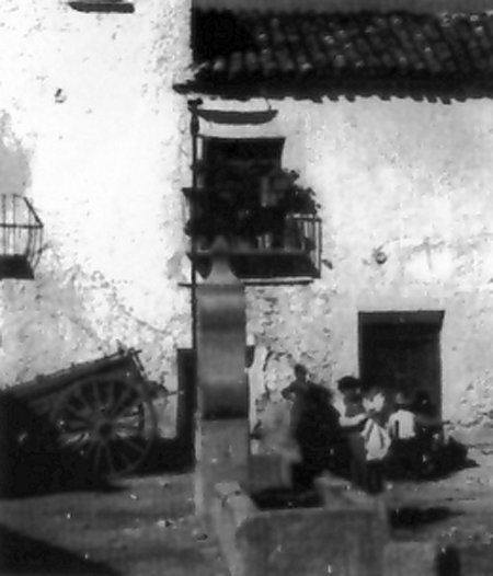 Grupo junto a la fuente. Pozuel