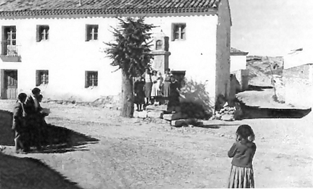 Vecinos junto al peirÃ³n. Pozuel