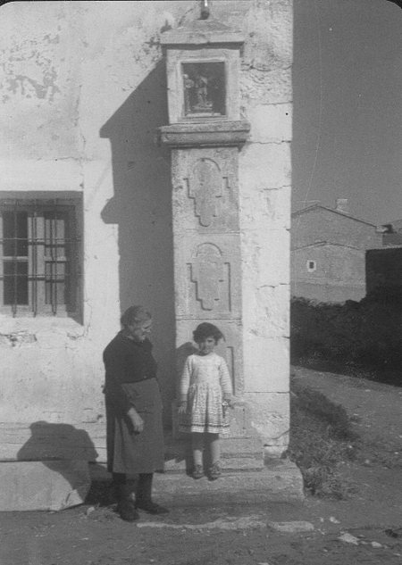 Abuela y niÃ±a junto al peirÃ³n. Pozuel