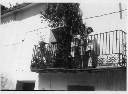 Vecinos de Monforte asomados al balcÃ³n.