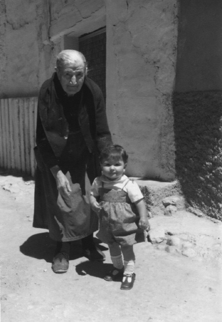 Abuela y nieta. Monforte.