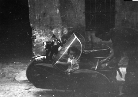 NiÃ±o en un sidecar. Monforte.