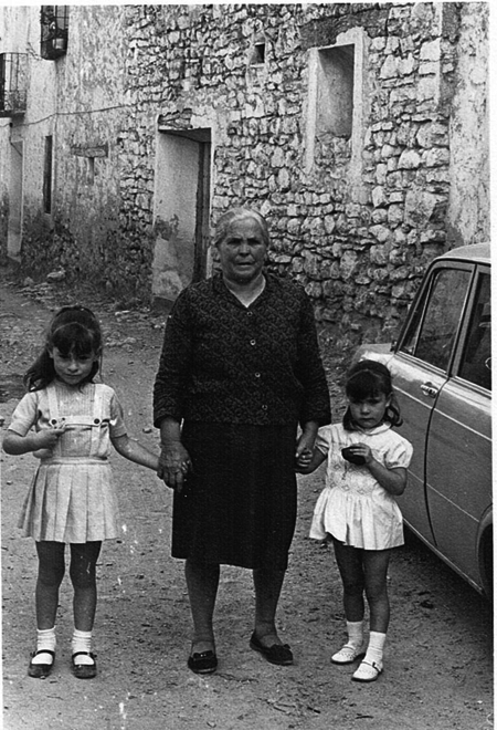 Abuela y nietas. Monforte.