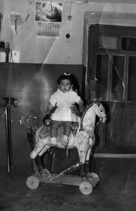 NiÃ±a con caballito. Monforte.