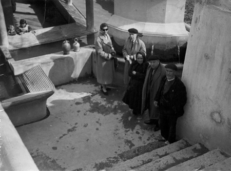 Vecinos de Monforte junto a la fuente.