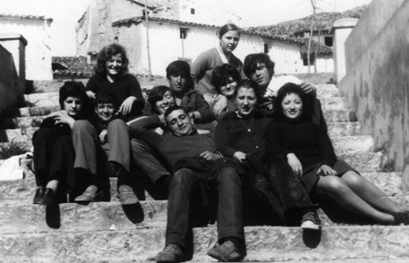 JÃ³venes de Monforte en las escaleras.