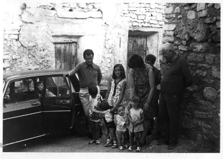 Familia junto al coche. Monforte.