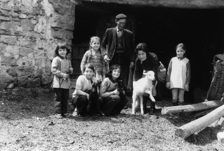 Familia con un cordero. Monforte.