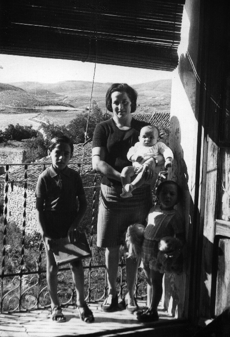 Familia en el balcÃ³n. Monforte.