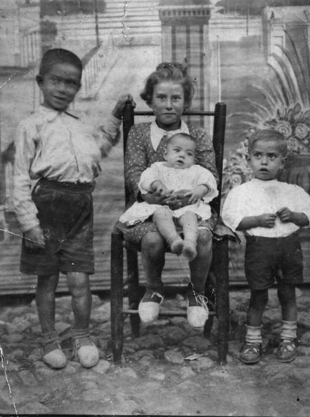 Retrato de cuatro niÃ±os. Monforte.