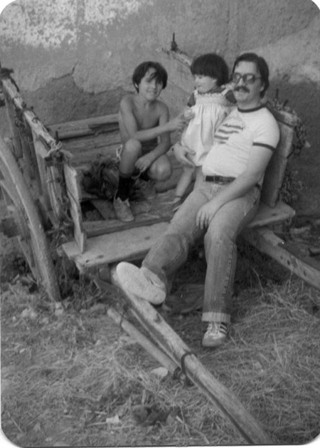 Familia junto a un carro en Monforte.