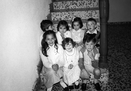 Grupo de niÃ±os sentados en una escalera. Monforte.
