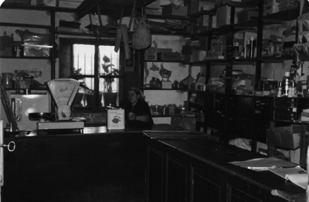 Interior de una tienda en Monforte.