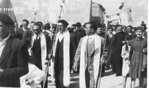 Vecinos de Maluenda en procesiÃ³n.