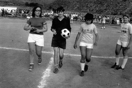 Equipo de fÃºtbol femenino disputando un partido. Daroca.