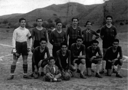 Equipo de fÃºtbol masculino en el campo de juego. Daroca.