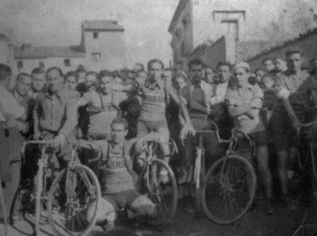 Carrera ciclista que tuvo lugar durante unas fiestas del Corpus. Daroca.