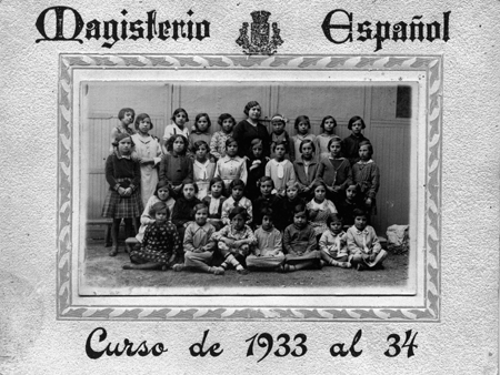 Grupo de niÃ±os con la profesora en la Casa de la Comunidad de Daroca.