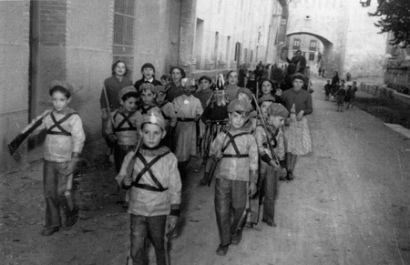 Desfilando en una fiesta del Domund. Daroca.