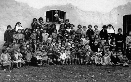 NiÃ±os y niÃ±as con las Hermanas de Santa Ana. Daroca.