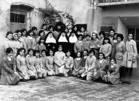 NiÃ±as con el uniforme del Colegio de Santa Ana. Daroca.
